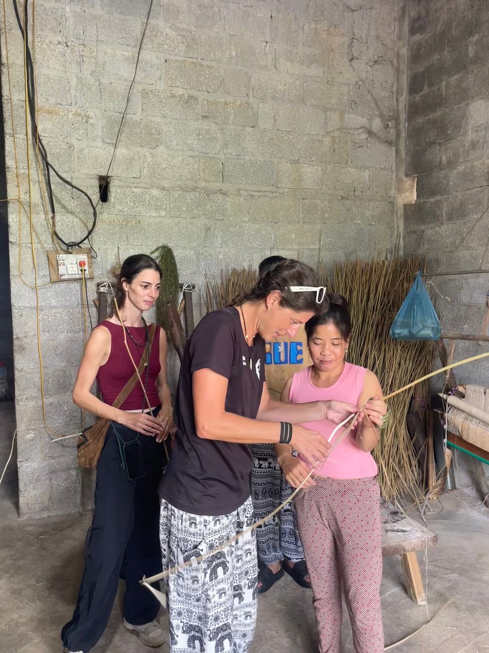 Vietnam - Quan Ba - Alles was geht wird ausprobiert 😃 hier erstmal die Fasern vom Stängel lösen, dabei versuchen sie nicht zwischendurch schon abzureißen 🙈