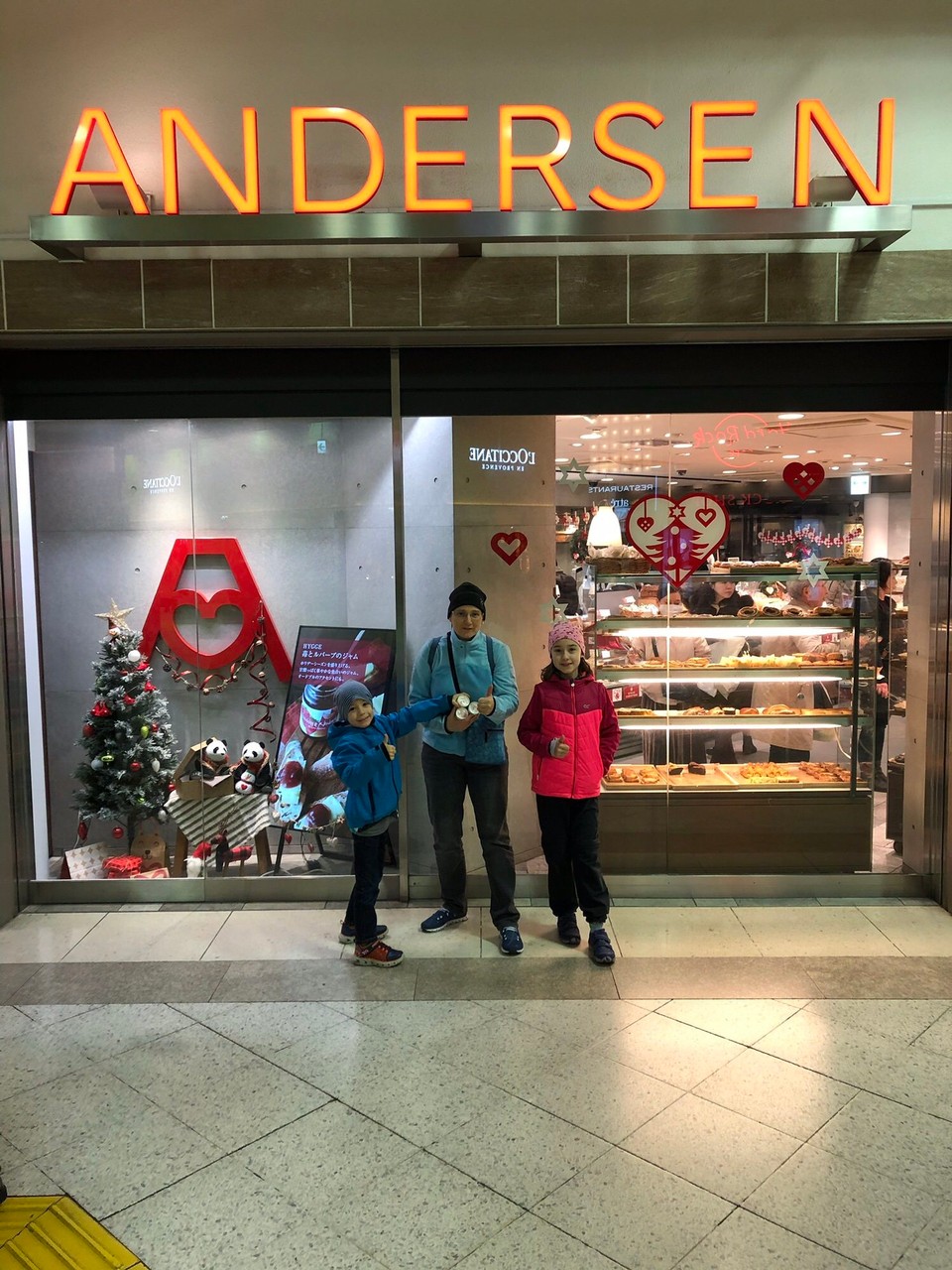 Japan - Shinjuku-Ku - Im Bahnhof Ueno haben wir eine gute Bäckerei gefunden.
Morgen gibt es wieder einmal richtiges Brot zum Frühstück.