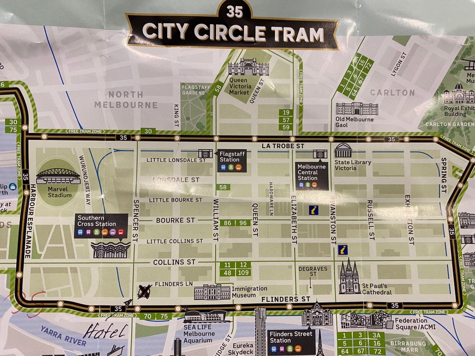 Australien - Melbourne - Plan der Innenstadt. Unser Hotel unten links mit ✖️ markiert. Die Innenstadt ist längs und quer mit Trams, die man kostenlos benutzen kann, erschlossen. 
Wir machen eine Fahrt mit dem Tram rund um die Innenstadt.