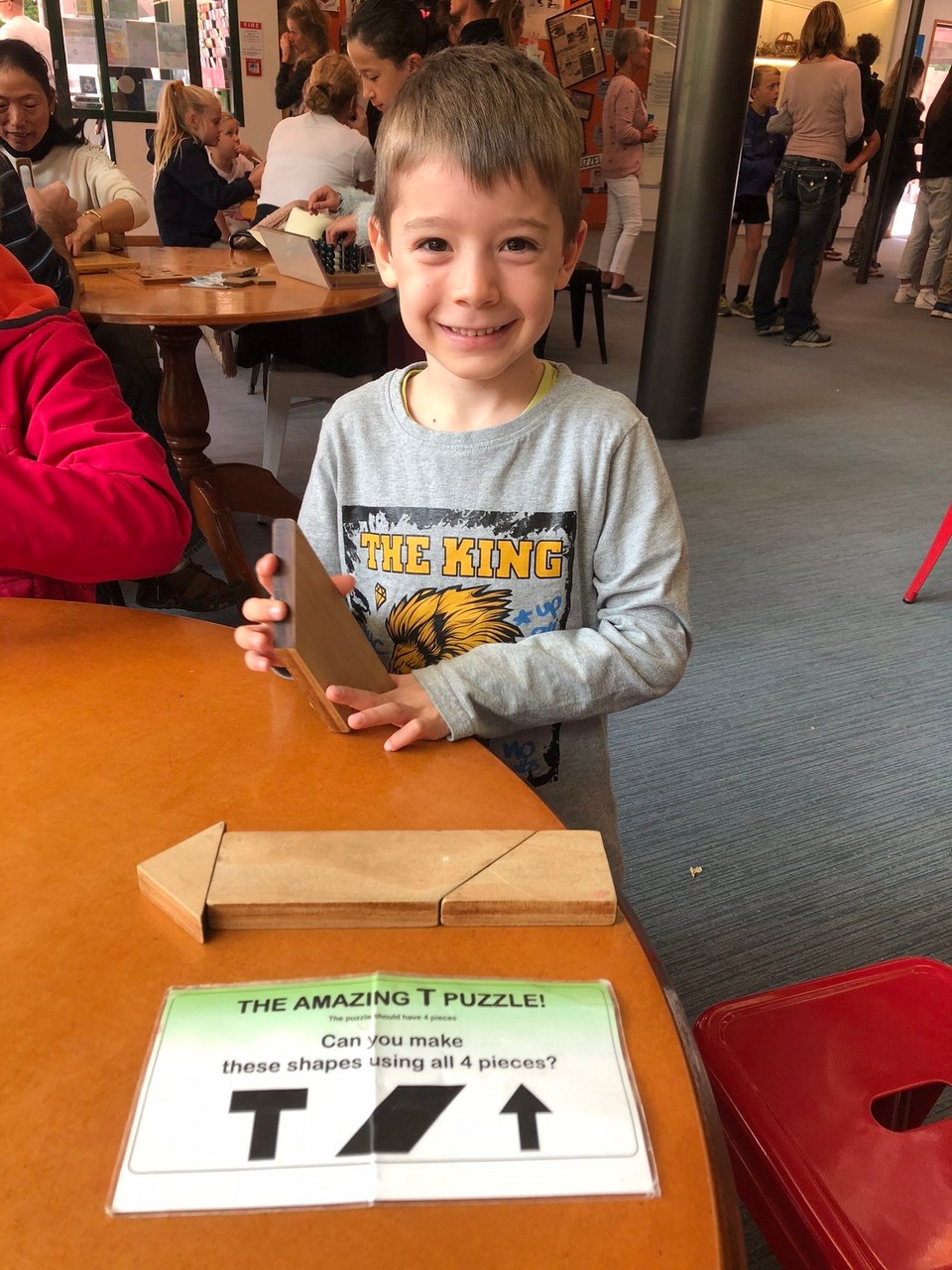 Neuseeland - Wanaka - Nicolas hat den Pfeil geschafft ... aber wieso bleibt ein Puzzle-Teil übrig?