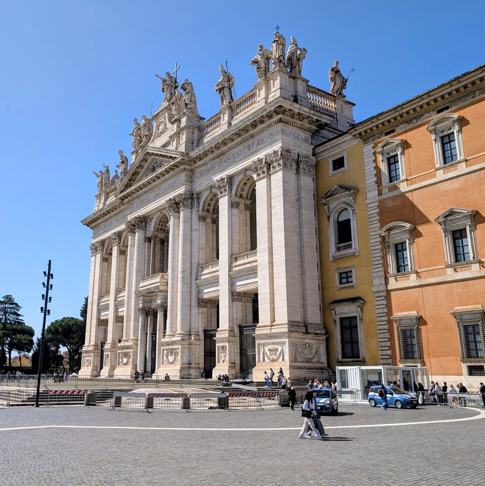 Italien - Rom - Die Lateranbasilika war vor dem Vatikan der Sitz der Päpste. Sie gilt als die Mutter aller ca. 1000 Kirchen in Rom und ist damit ranghöher als der Petersdom.