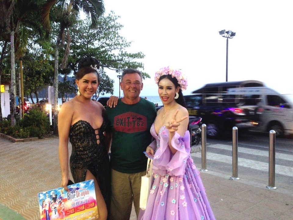 Thailand - Ao Nang - Vor der Travestie-Show: Männer unter sich...