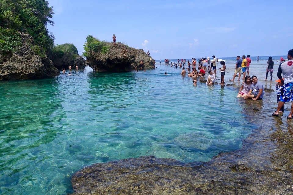 Philippines - Siargao Island - Rock pool som kommer fram ved lavvann. 
