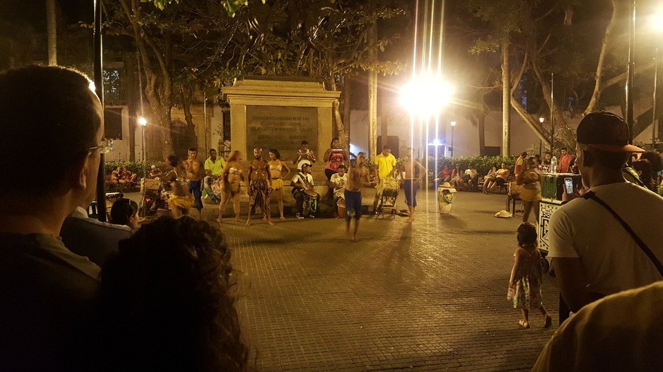 Kolumbien - Cartagena - Die Stadt ist tagsüber wie auch in der Nacht pulsierend. Tanzen, trinken oder in den netten Restaurants essen  ist hier angesagt. 