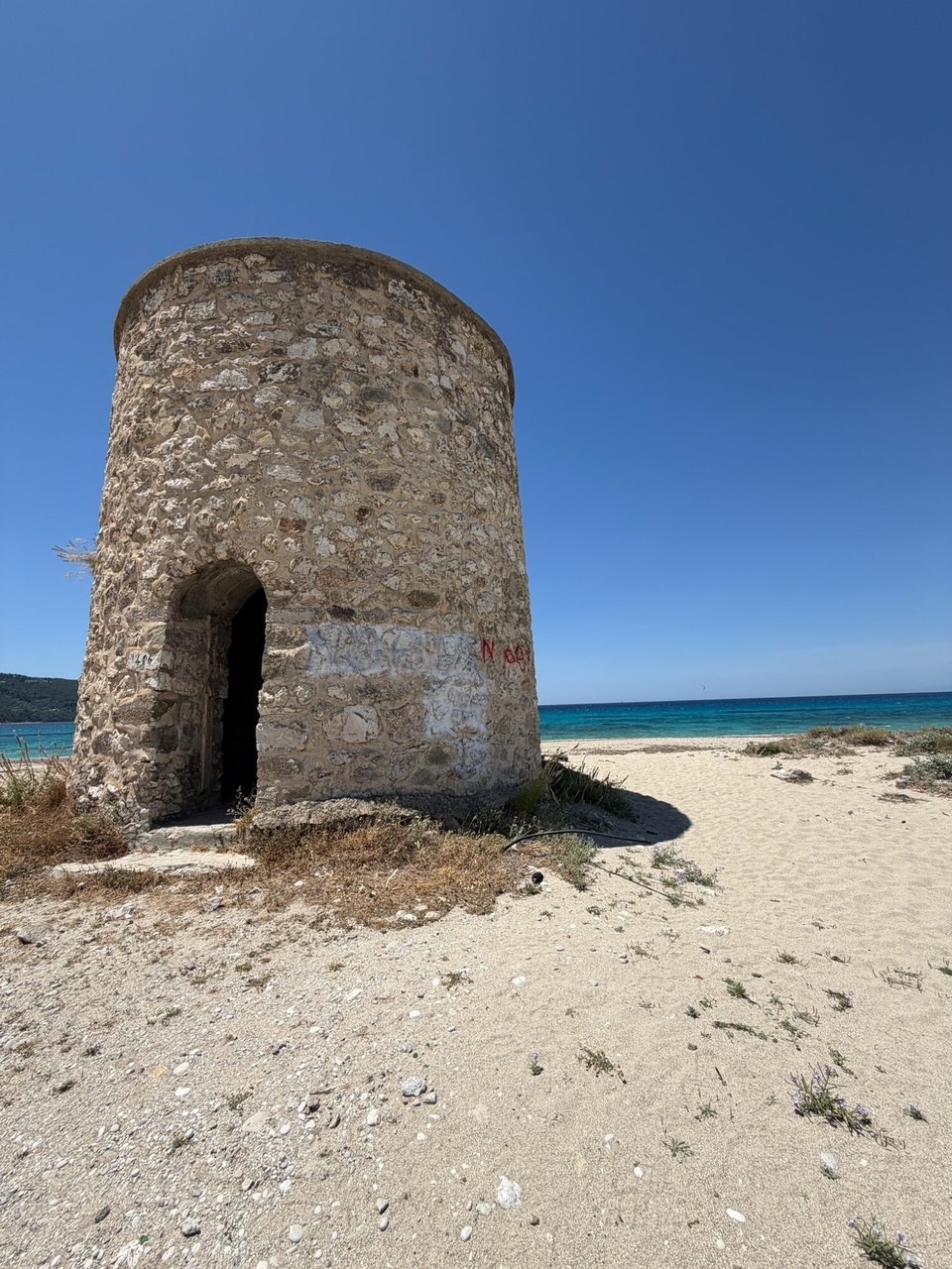 Griechenland - Lefkada - Zum Abschluss ging es noch für einen kurzen Abstecher an den Strand Agios Ioannis, wo neben Kitesurfern auch einige ehemalige Windmühlen zu besichtigen waren.