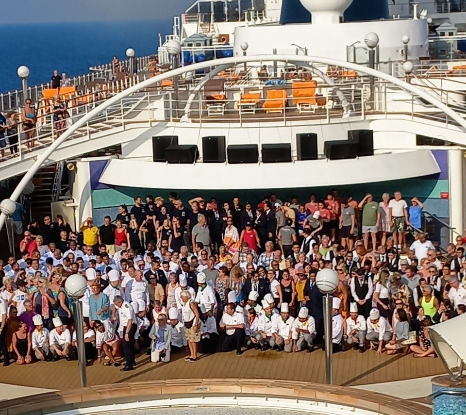 unbekannt - unbekannt - Foto mit Crew und Gästen.