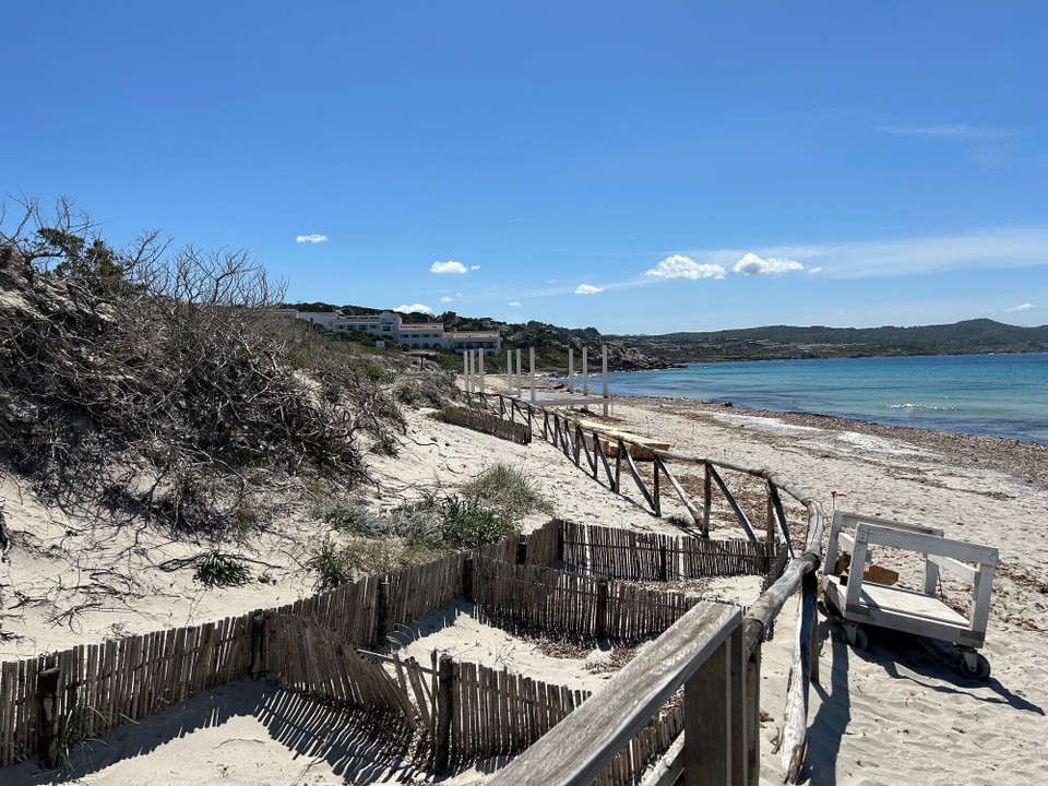 Italien - Santa Teresa Gallura - Auf dieser Seite ist es nicht so schön. 

Und nachdem sich Uwe auf das Gerüst gesetzt hatte und ich noch überlegt habe, wie ich da hochkomme, hat uns eine strenge weibliche Stimme auf italienisch klargemacht, dass wir dort verschwinden sollen. Kameraüberwachung!
