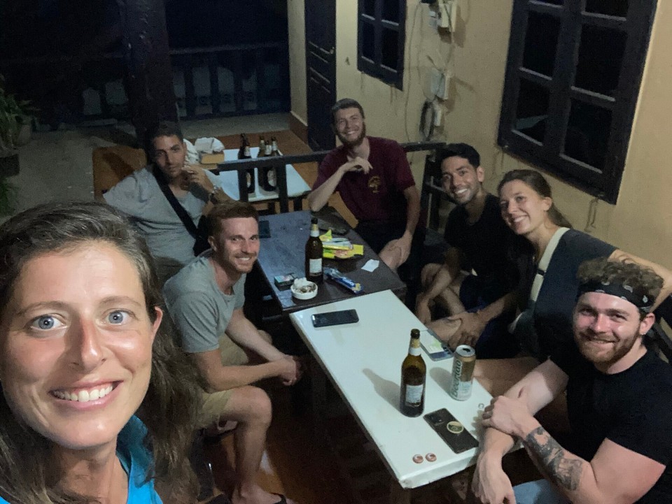 Laos - Ngoi - Und dann gemütliches Beisammensitzen mit Nathan, Max (Frankreich), Simon, Fernando (Mexiko), Romane und Hugo