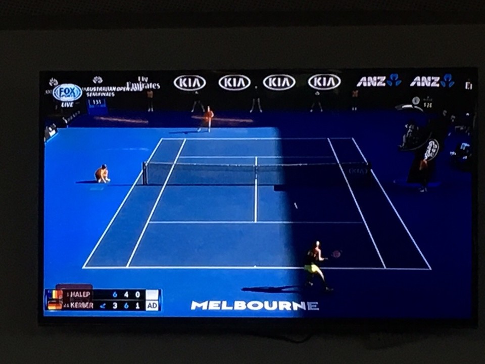 Taiwan - Dayuan - Wir haben im Flughafen zum Glück ein Cafe gefunden, in dem Tennis lief, so dass wir das Halbfinale der Australian Open zwischen Angelique Kerber und Simona Halep kucken konnten