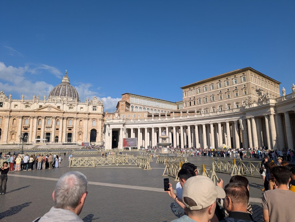 Italien - Rom - Heute steht der Petersdom auf dem Programm. Wir erreichen den Petersplatz aus einer Seitenstraße. Im rechten Gebäude, dem Apostolischen Palast, wohnt der Papst.
