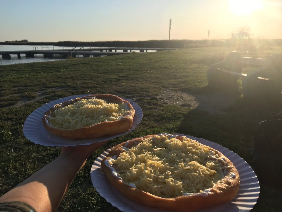 Ungarn - Velence - Langos | Hard work, good food | Belohnung