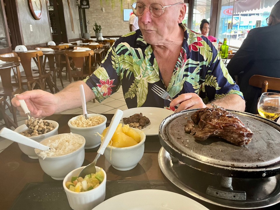 Brasilien - Salvador - Itapua Restaurant Pitui Ziege mit Beilage
