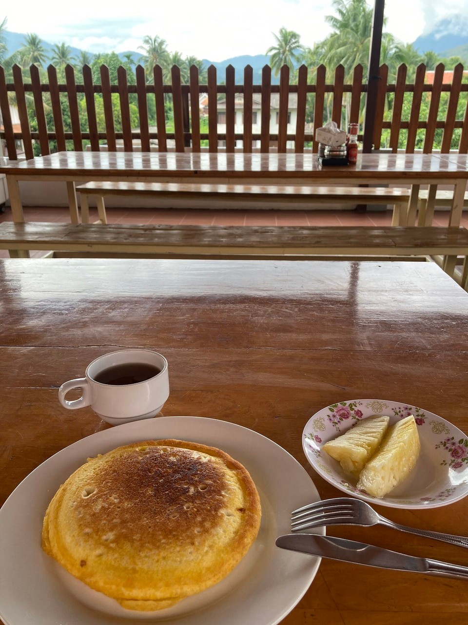 Laos - Luang Prabang - Bananenpancake Frühstück auf der Dachterrasse 😃