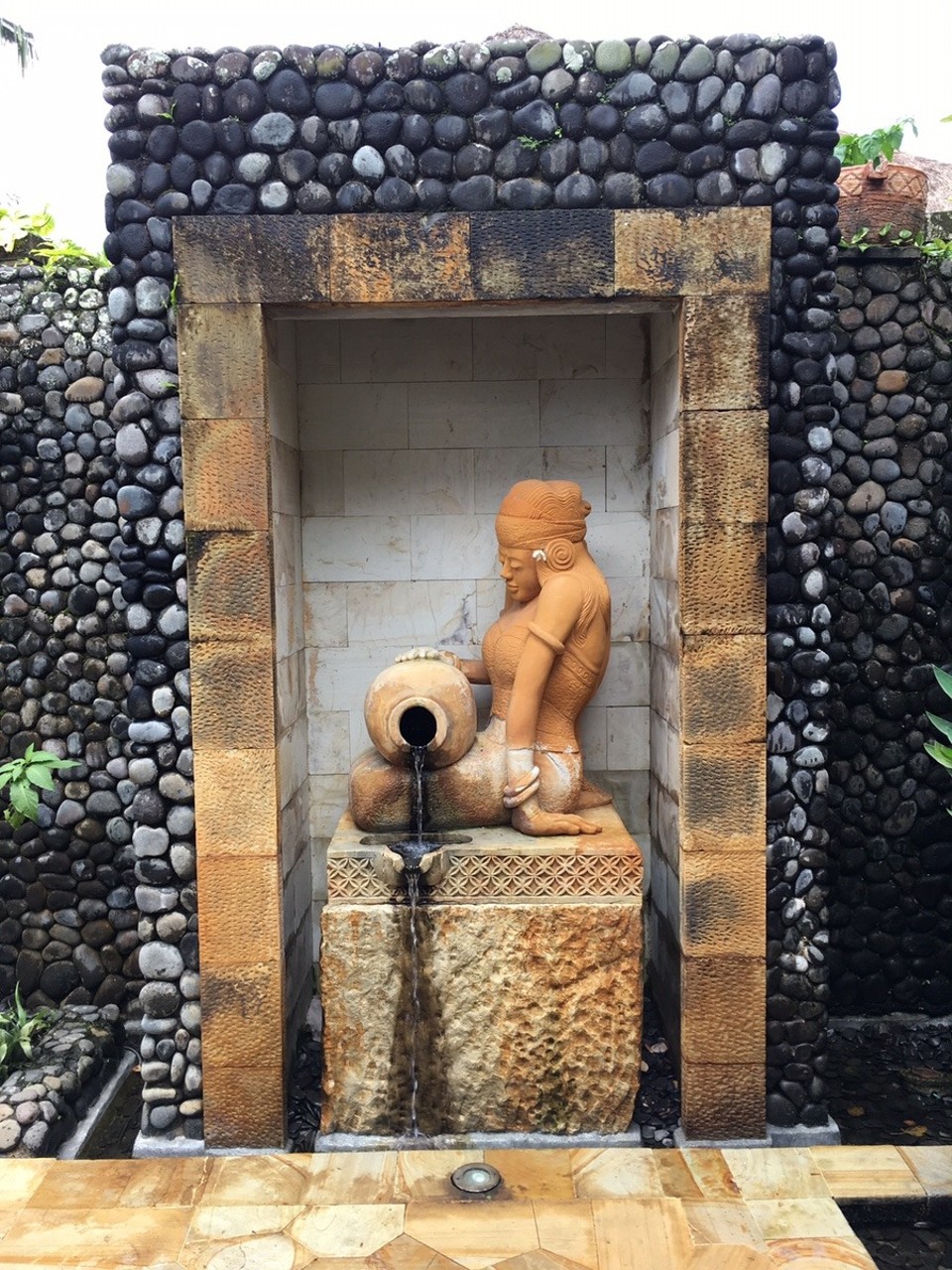 Indonesien - Gianyar - Es finden sich zahllose Statuen und Opferstätten, und es wird viel mit Wasser "gearbeitet"