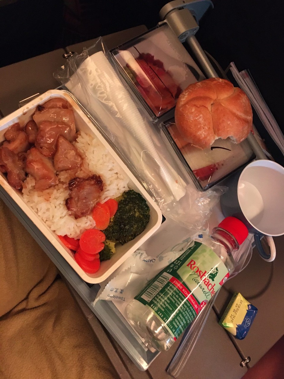 Taiwan - Dayuan - Unser Mittag mit Reis und Huhn, Brötchen, Fisch sowie Obstsalat 