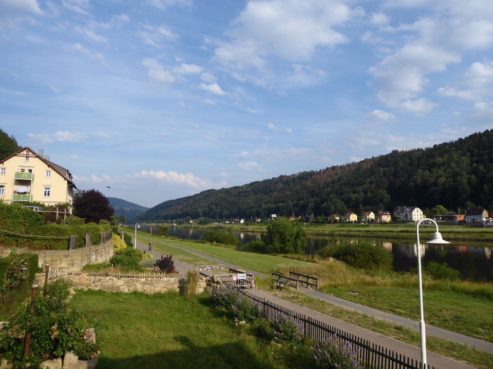 Deutschland - Bad Schandau - Der Zimmerblick wurde noch durch den Essensblick übertroffen. Fisch direkt auf der Terrasse an der Elbe. Mit neuem Rad. Besser geht nicht.