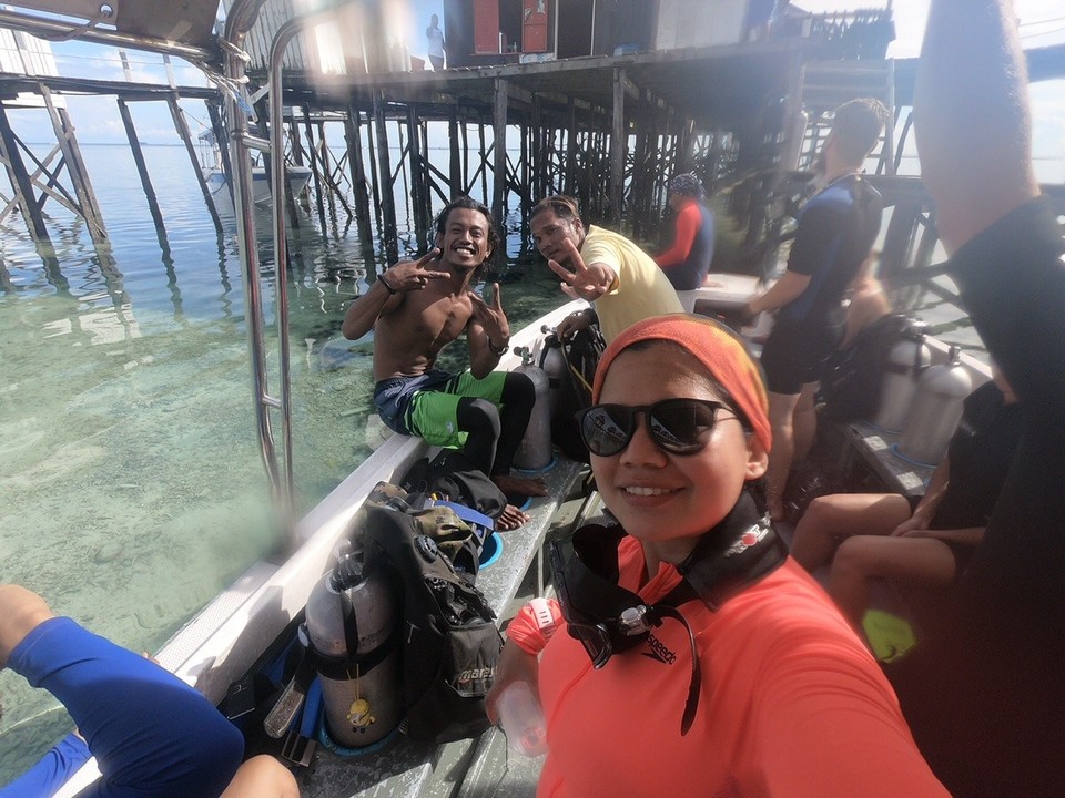 Malaysia - Semporna - My dive buddy, Lin plus Otto and Tassy, dive instructors