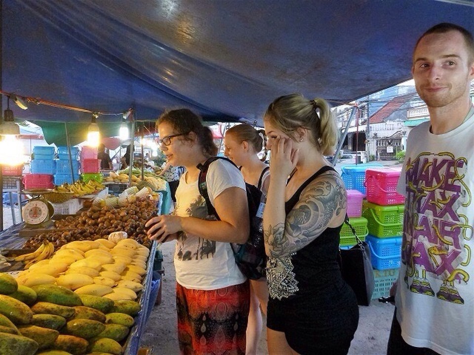 Thailand - Choeng Thale - Was wollen wir einkaufen? Die Auswahl ist so gross.