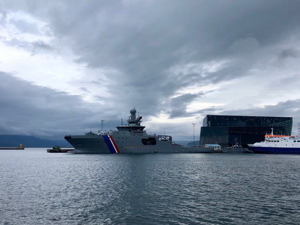 Island - Reykjavík - Grosse Schiffe der Küstenwache liegen hier im Hafen... Und im Hintergrund sieht man das bekannte Konzerthaus „Harpa“...