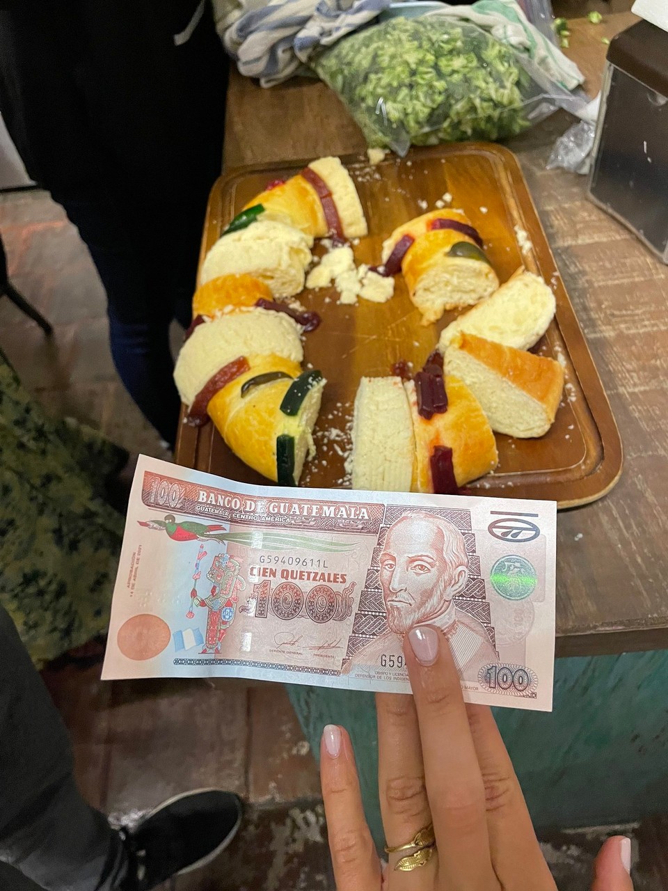 Guatemala - Antigua Guatemala - Tradition: Jeder konnte ein Stück Kuchen kaufen, in einem der Stücke war ein kleines Christkind versteckt - der „Sieger“ hat dann das Geld bekommen