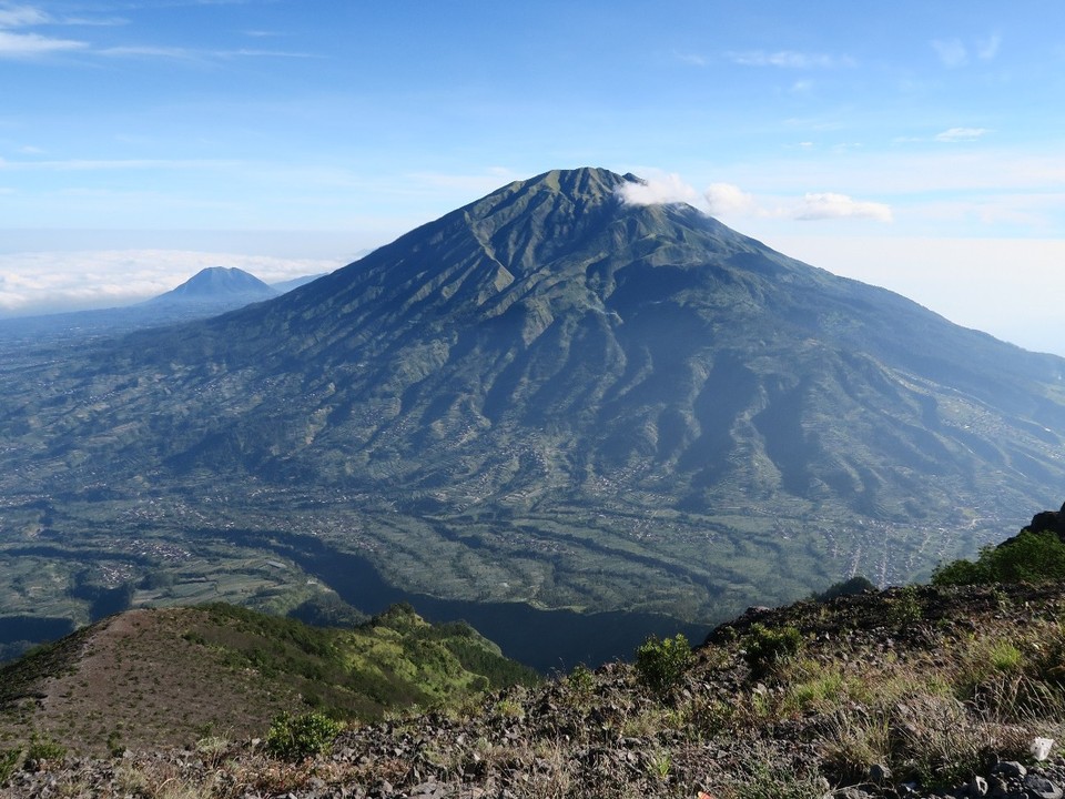 Indonesia - Mount Merapi - Le volcan Merbabu juste en face. Incroyable a quel point la zone est habitee et cultivee sur une zone aussi dangereuse...