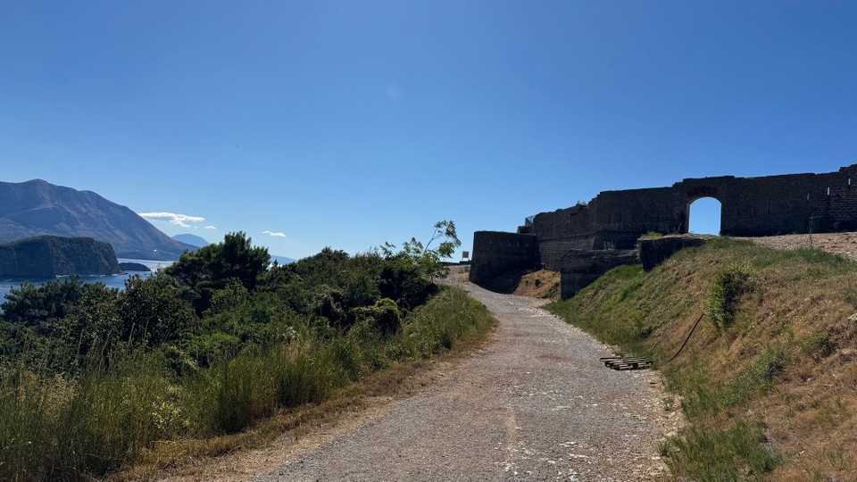 Montenegro - Budva - Heute sollte unsere Tour ganz in den Süden von Montenegro gehen.
Den ersten Stopp zur Erkundung der Bucht von Budva starten wir am Mogren Fortress, es ist eine alte zerstörte Festung mit einer großartigen Aussicht.