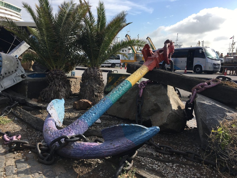 Uruguay - Montevideo - Nice anchor on the port side