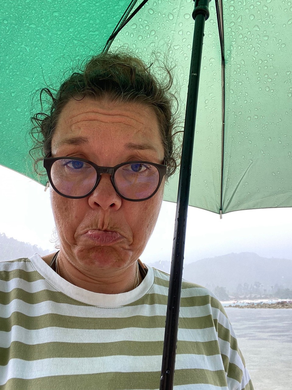 Thailand - Ko Pha-ngan - Heute ist mal ausgesprochenes Mistwetter.
Dauerregen und keine Sonne. Da muss man wohl das Beste draus machen. Piet forscht, Mats spielt im Regen Frisbee mit Frank und ich hab Zeit ein paar Bilder hochzuladen. 