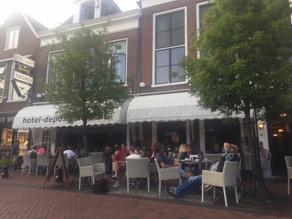  - Dokkum und  Schiermonnikoog  - Unser Hotel "De Posthoorn". Hier 
 Forelle mit kleinen Bratkartöffelchen und Salat gegessen...sowie lecker Pasta....( es hat leider sehr lange gedauert wegen des sehr grossen Besucheransturms....