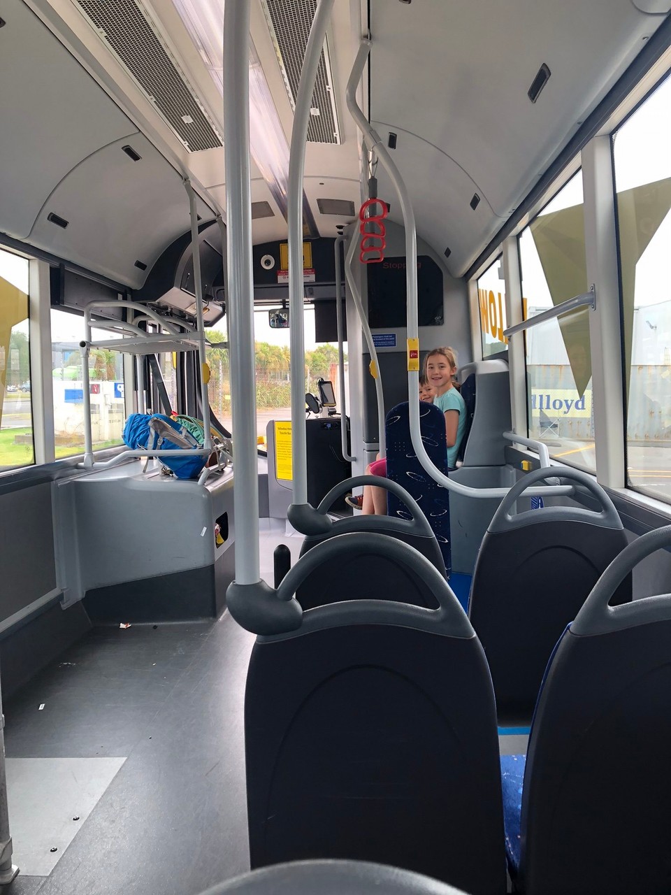 Neuseeland - Auckland - Mit dem Shuttlebus - wir sind allein im Bus - geht es weiter zum Flughafen.