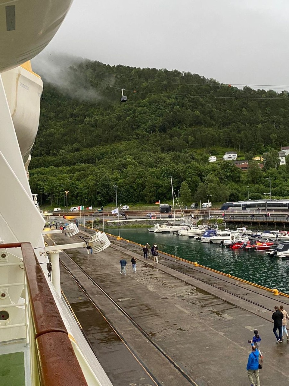 Norwegen - Midsund - Eine Seilbahn gibt es auch