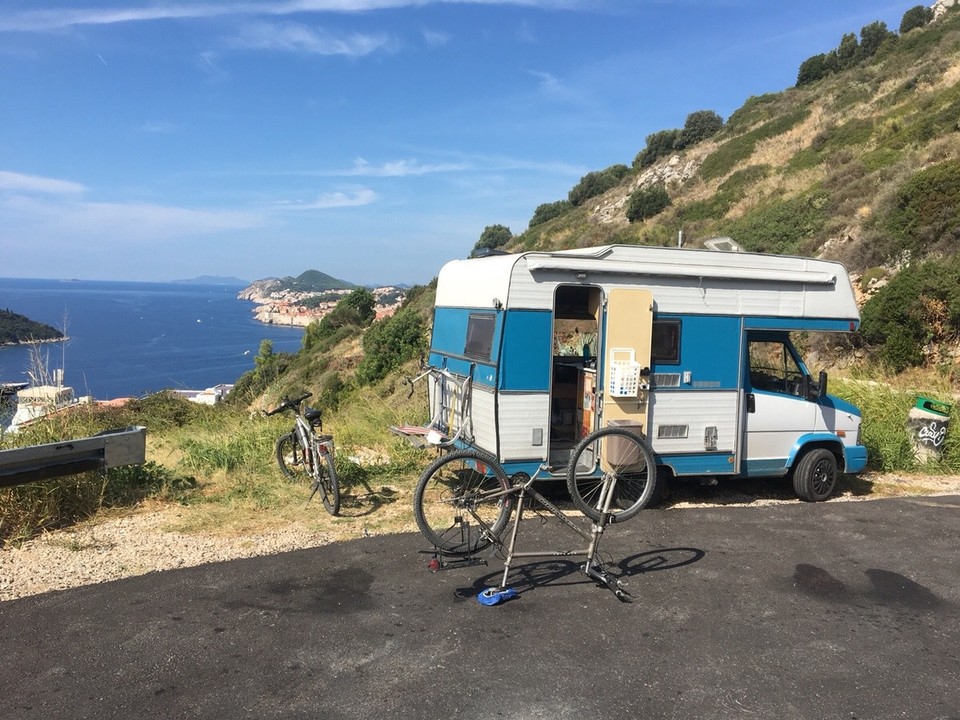 Kroatien - Dubrovnik - Tobi hatte schon davor Probleme mit den blöden dornigen was auch immer Kletten, die überall an den Stränden lagen und nachdem er immer wieder reingetreten war musste dieses Mal sein Fahrrad dran glauben.

Das war bis dahin das EINZIGE Mal, dass ein Fahrrad repariert werden musste! 