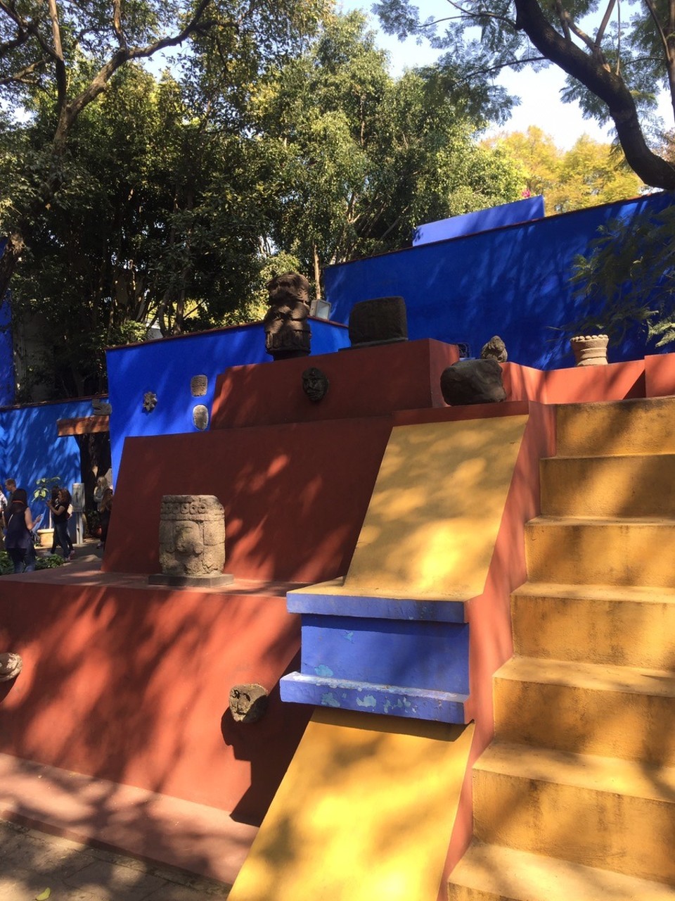 Mexiko - Mexiko-Stadt - Eine stilisierte Pyramide im Garten - so farbenfroh müssen die großen Originale früher ausgesehen haben!