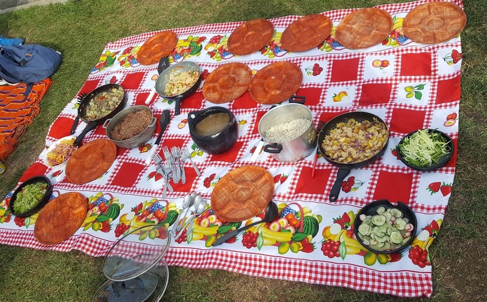 Kolumbien - Medellín - Nach dem "Abstieg" haben die Guides ein richtig leckeres Picknick bereitet...