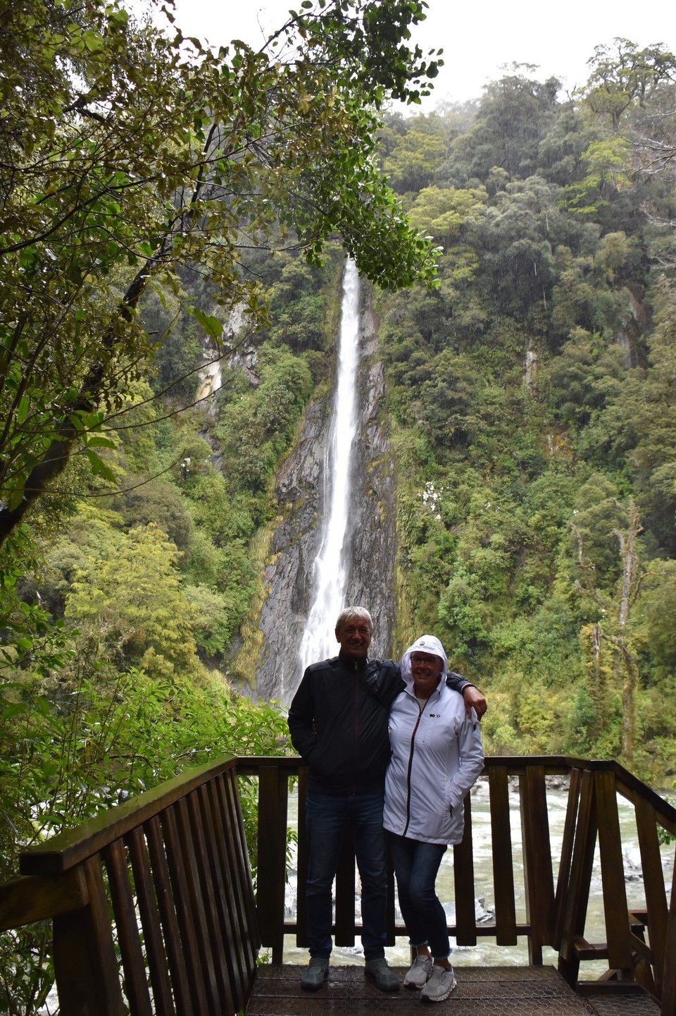 Neuseeland - Queenstown - Wenn es schon regnen muss, hat es den Vorteil, dass die Wasserfälle intensiver sind.
Stop am Thunder Creek Fall.
