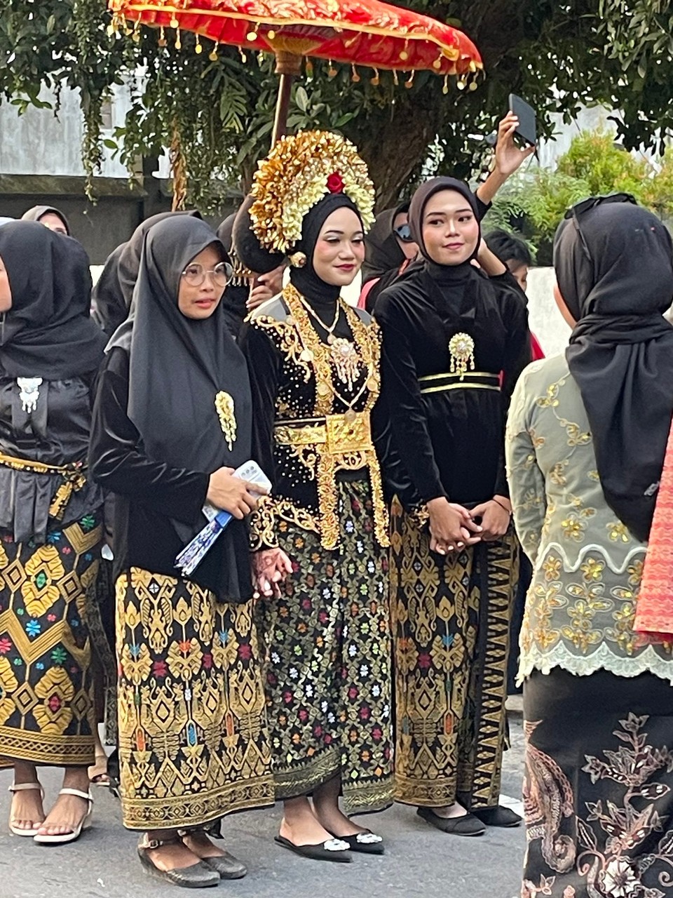 Indonesien - Kabupaten Lombok Timur - Kurz vor unserem Hotel dann 50 Minuten Stau, wen hier geheiratet wird, laufen alle auf die Straße und kein Auto kommt mehr weiter.
Irgendwann haben wir es geschafft, jetzt noch eine Massage und dann aufs Bett.
Bis morgen.