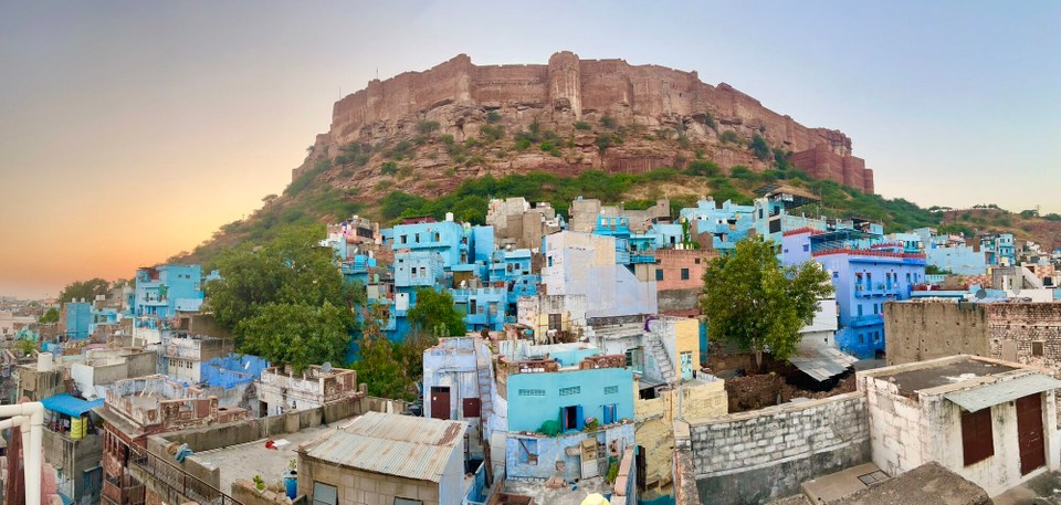 Indien - Jodhpur - Das mächtige Mararahafort thront über der Altstadt mit seinen Blauen Häusern. 