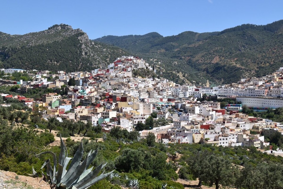 Marokko - Fes - Vorbei an Moulay Idriss dem bedeutendste Wallfahrtsort von Marokko und erst seit wenigen Jahren für ausländische Touristen zugänglich. Die Stadt liegt zwischen zwei grünen Hügeln und gilt als der heiligste Ort Marokkos, weil sie den Sarg von Moulay Idriss beherbergt. Dem einstigen Herrscher Marokkos