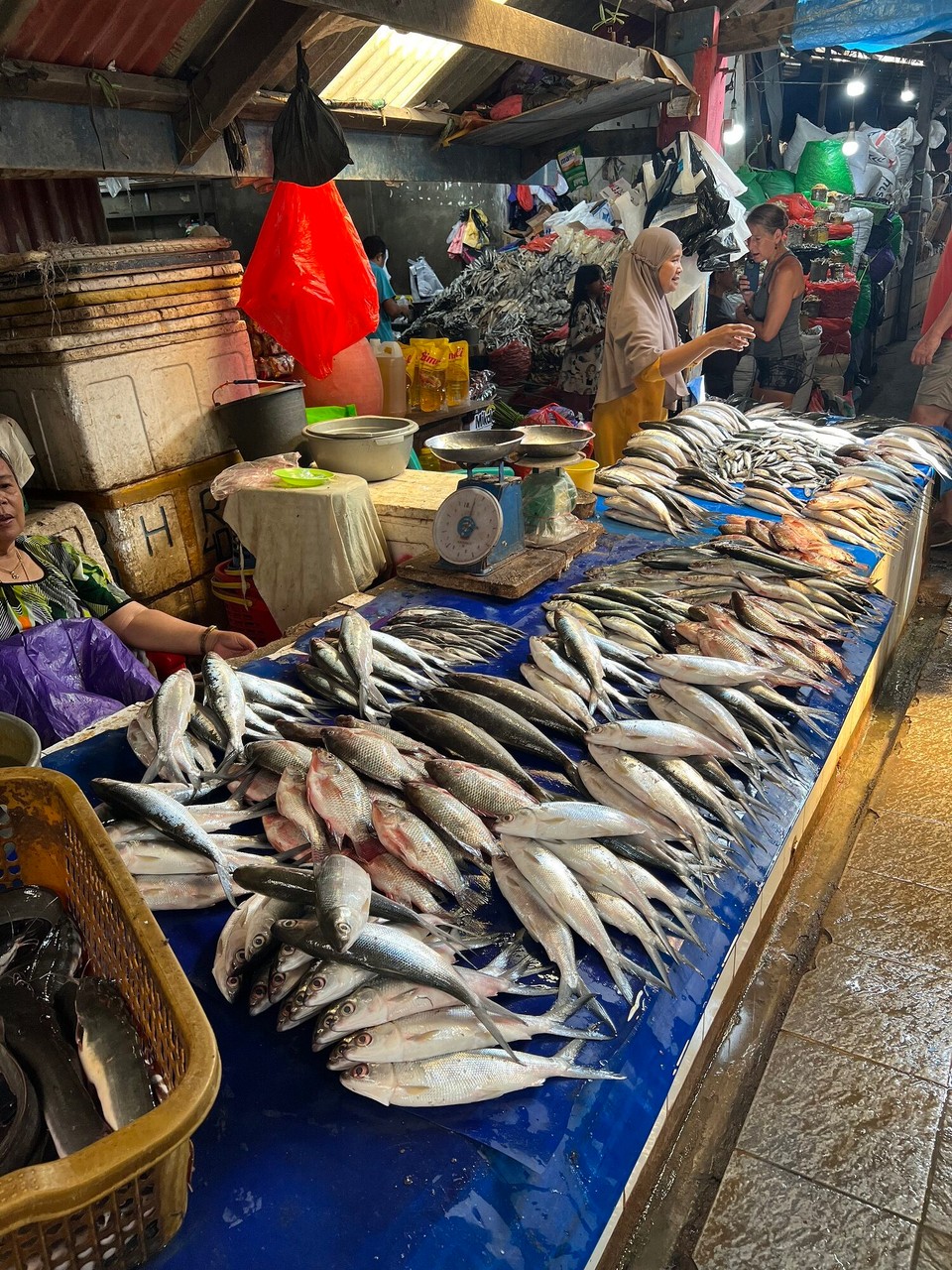 Indonesien - North Toraja Regency - Der restliche Markt bietet Lebensmittel, dieser findet täglichen stattfindet. Ansonsten gibt es alles was man so braucht. Töpfe, Pfannen,…