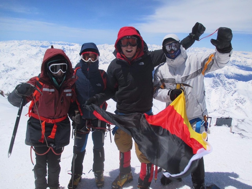Russland - Terskol - Erschöpft aber glücklich erreichen wir gegen 11:45 Uhr endlich den Westgipfel des Elbrus auf 5642 m, der Höchste Punkt Europas!!! - Flo
Im Bild von links nach rechts: Christine, Flo, Laubi und Tobi.