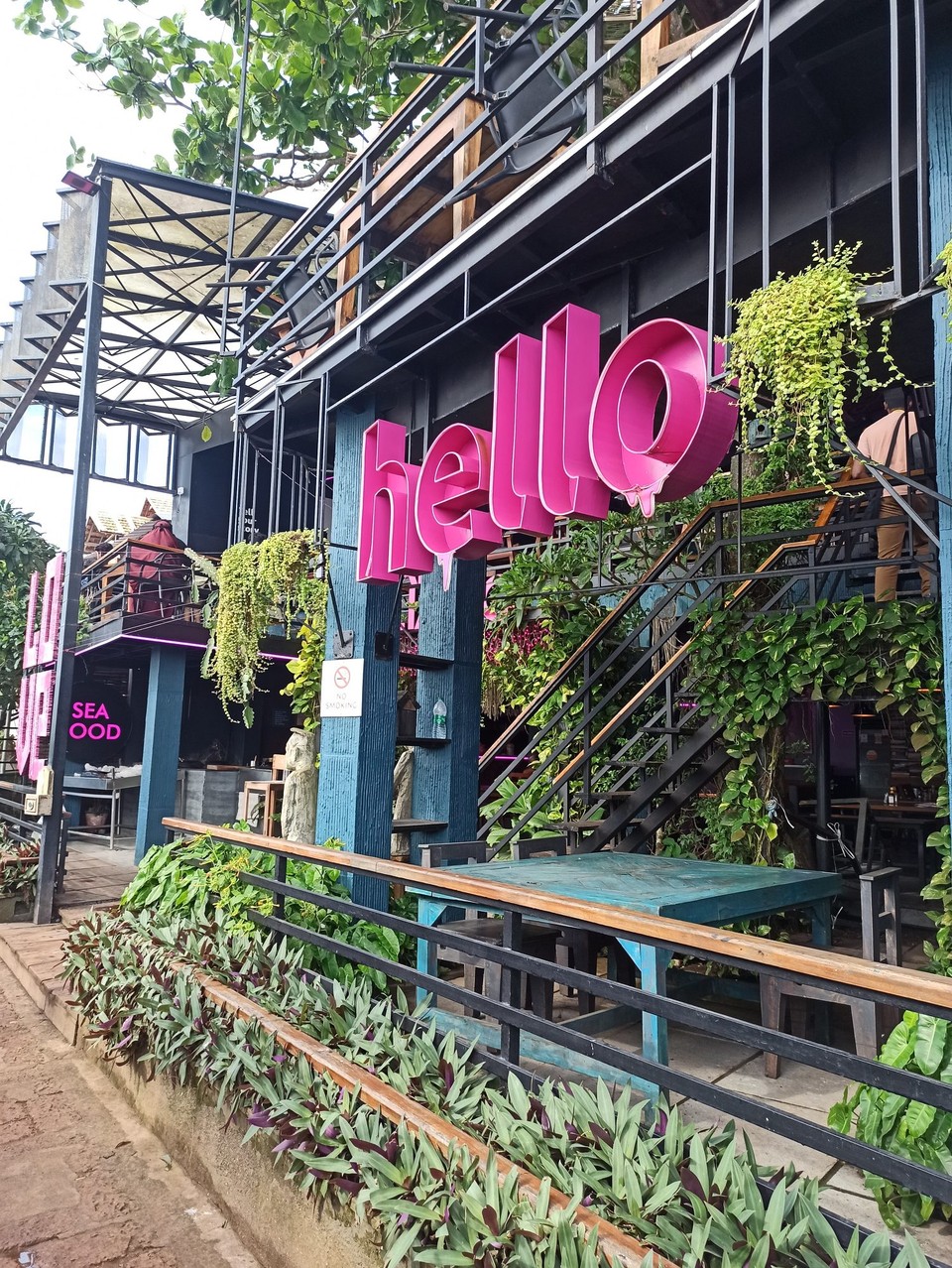 Indien - Varkala - Mega trendy Strandcafé, sieht aus wie aus einer Großstadt hierher versetzt 😅