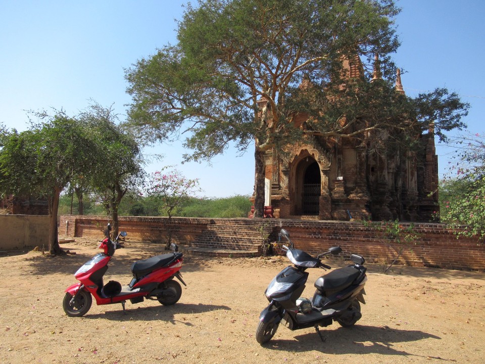 Myanmar - Bagan - Elektro-Scooter....sanft und leise auf einsamen Feldwegen 😀 