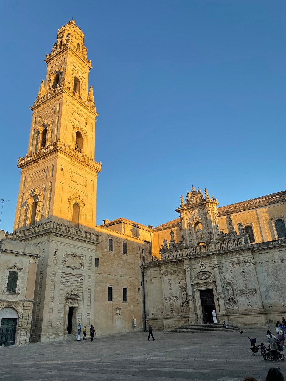 Italien - Vernole - Dom mit Glockenturm 
