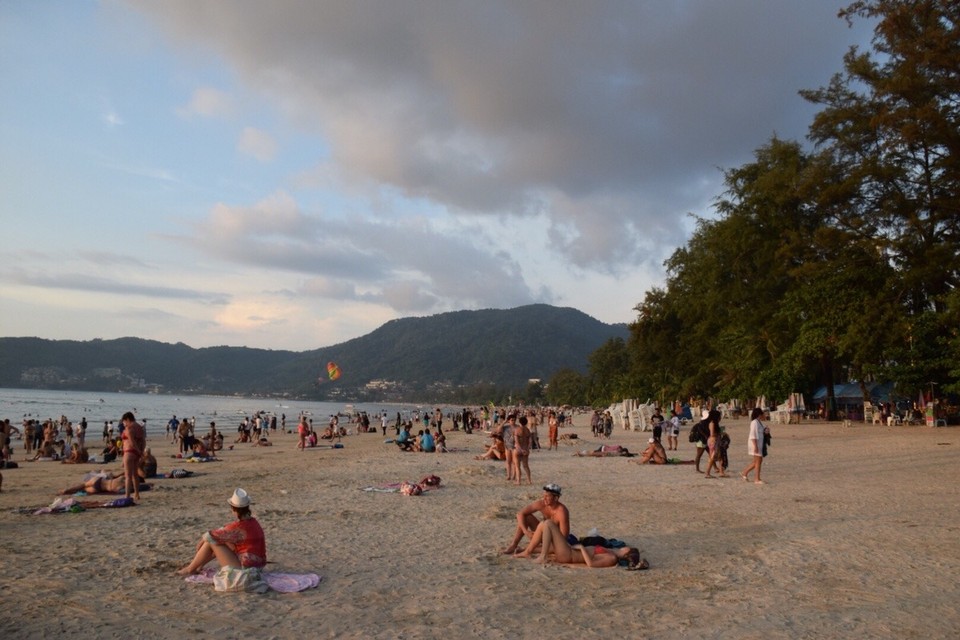 Thailand - Amphoe Thalang - Patong Beach, wird auch als der Ballermann Thailand’s genannt. Tausende von Menschen, eine Bar und Restaurants an der nächsten, und eine Amüsiermeile a la Kiez. Hier wird die Nacht zum Tag und morgens ist das Geld nicht mehr zu finden...