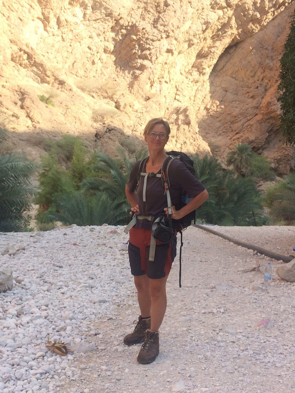 Oman - Sur - Start zur Wanderung in das Wadi Shab, einer tiefen Schlucht mit Palmen und natürlichen Pools.  Am Ende wartete eine faszinierende Höhle mit einem Wasserfall - nur schwimmend zu erreichen. 