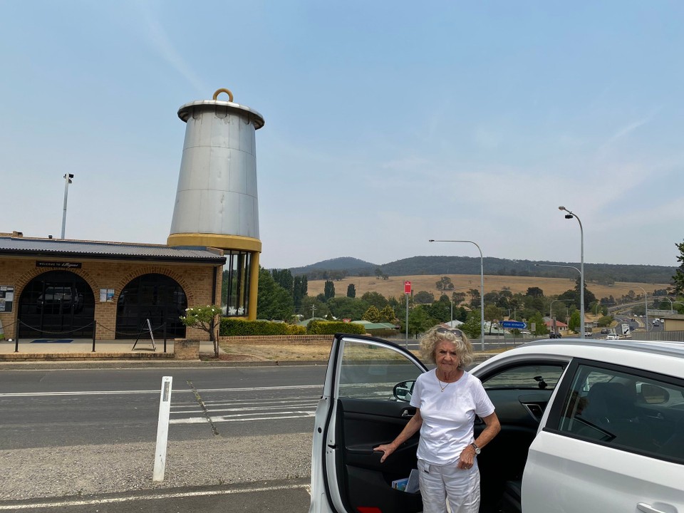Australien - Lithgow - In Lithgow informierten wir uns im Visiter Information Centre über die Geschichte und Sehenswürdigkeiten des Ortes.
Bis zur Weltkrise 1929 war Lithgow eine blühende Industriestadt mit Kohle- und Erzminen. Danach zerfielen die Industrieanlagen und sind heute nur noch als Museumsstücke zu bewundern.