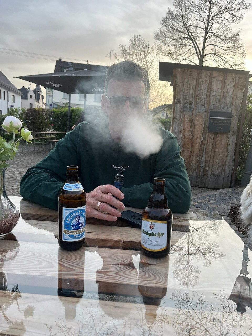 Deutschland - Mörsdorf - Wohlverdiente Pause in Biergarten von Mörsbach