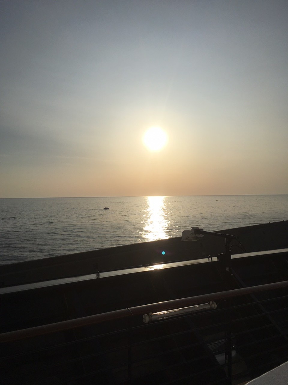 Italien - Civitavecchia - So und nun geht die Sonne auch langsam unter und es hat 34°C auf dem Crew-Deck. Um 20:00 muss ich wieder arbeiten bis Mitternacht und dann morgen nur Training und Prüfungen... ich hab gehofft erst mal keine Tests mehr zu schreiben auf die ich lernen muss