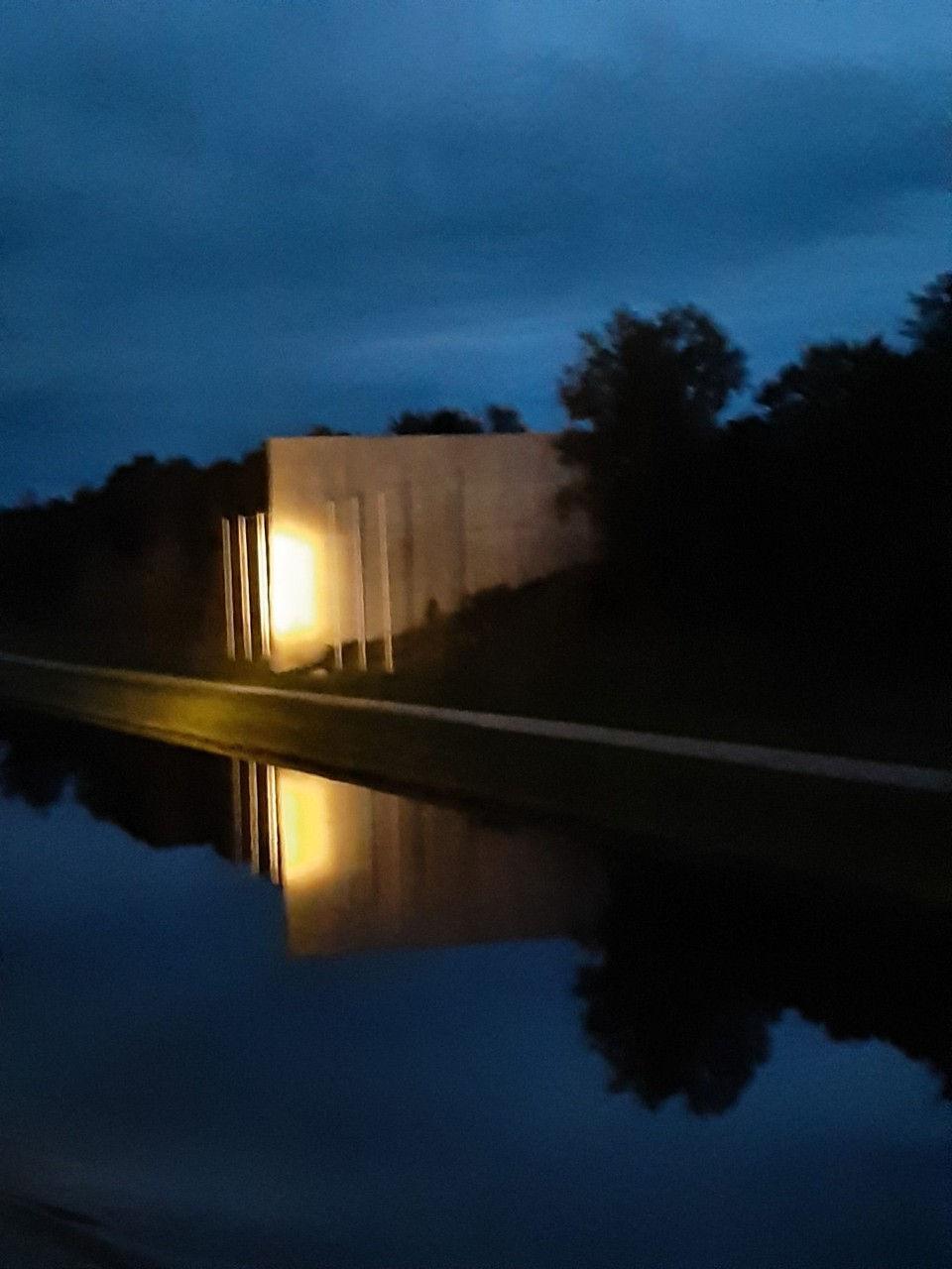 Deutschland - Schwanstetten - Wasserscheide: Das Denkmal.