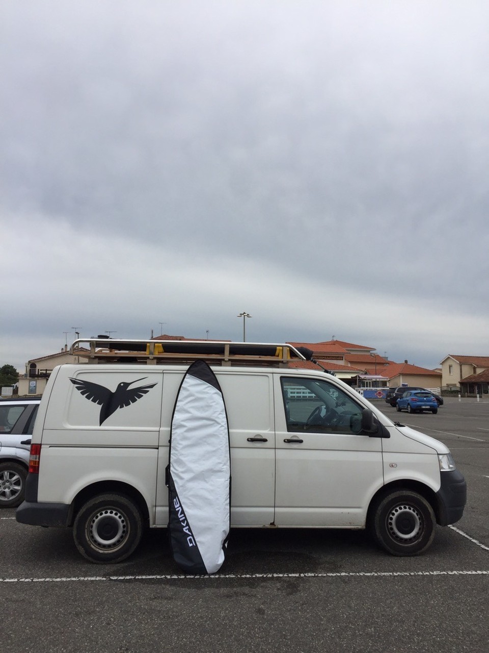 Frankreich - Vieux-Boucau-les-Bains - Die Vorfreude war groß, ich wollte endlich aufs Wasser. Am Tag zuvor nahm ich zwei Mädels mit, die per Anhalter von Toulouse an die Küste gefahren sind. Sie erzählten mir, dass sie in einem Surfcamp angemeldet waren und so fuhr ich zu diesem Ort, da er offensichtlich für Anfänger geeignet war.